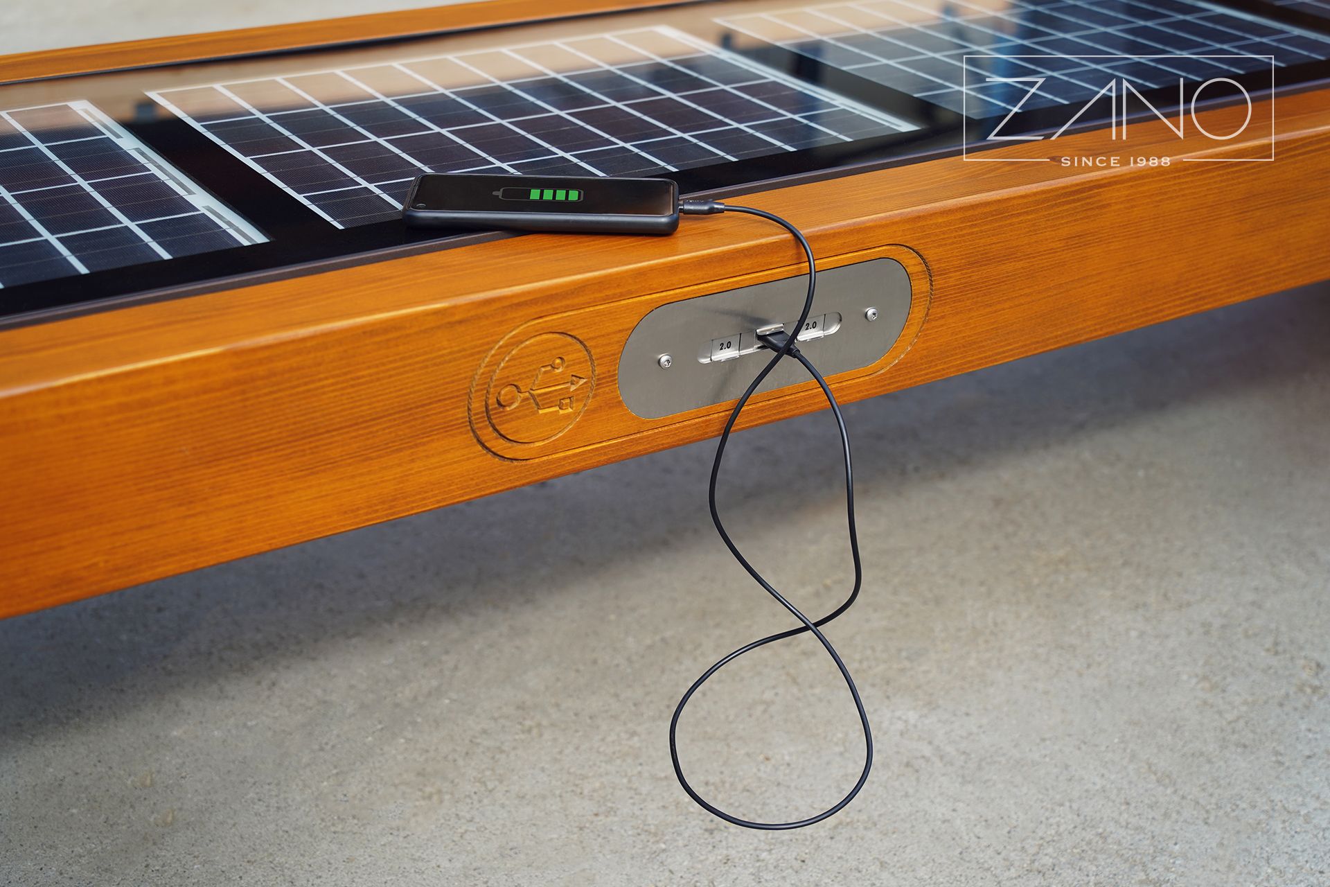 Multimedial bybenk med USB og solcellepaneler