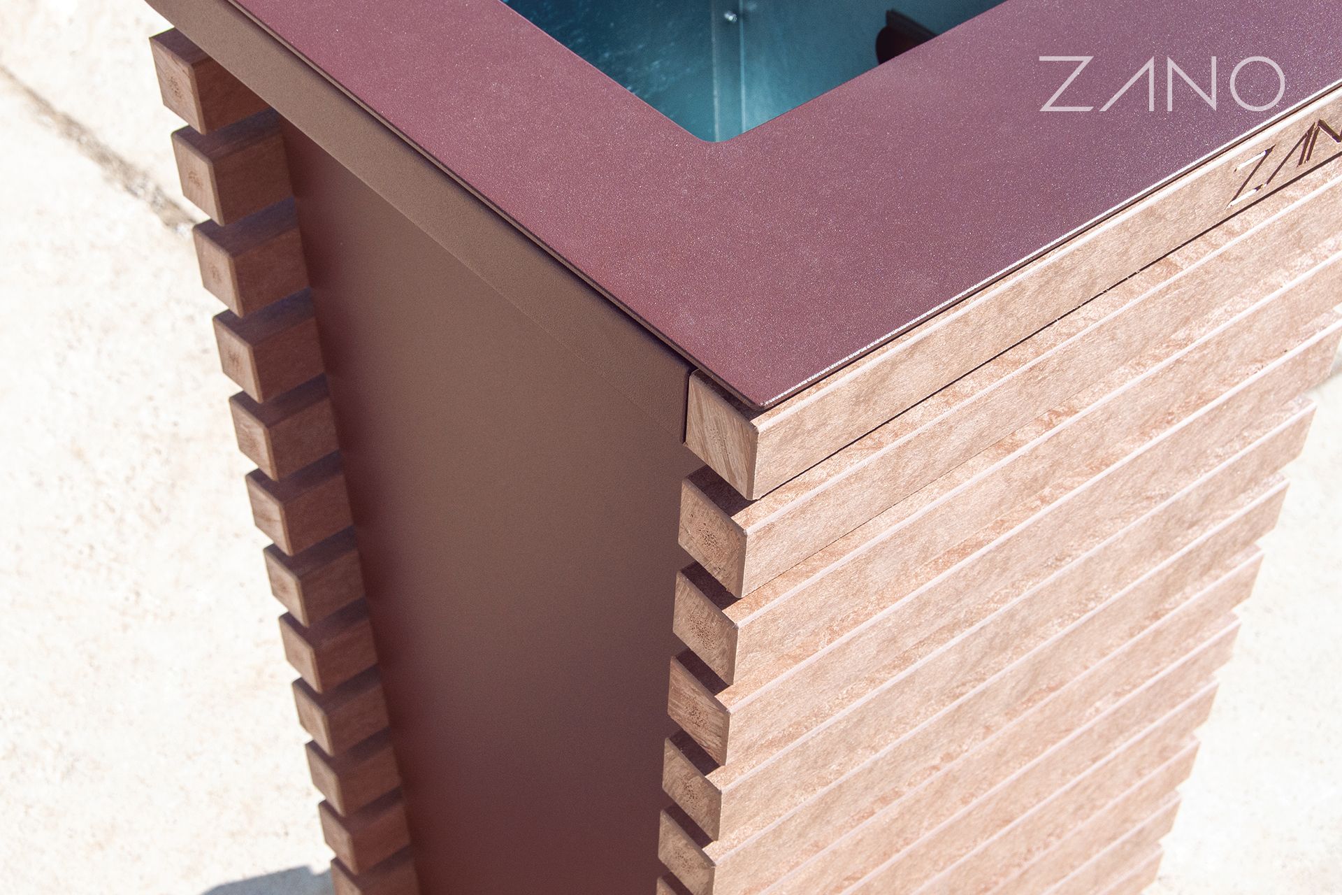 Tiger drylack Rusty Iron avfallskasse og Ekodeska av resirkulert plast Tiger drylack Rusty Iron avfallskasse og Ekodeska av resirkulert plast