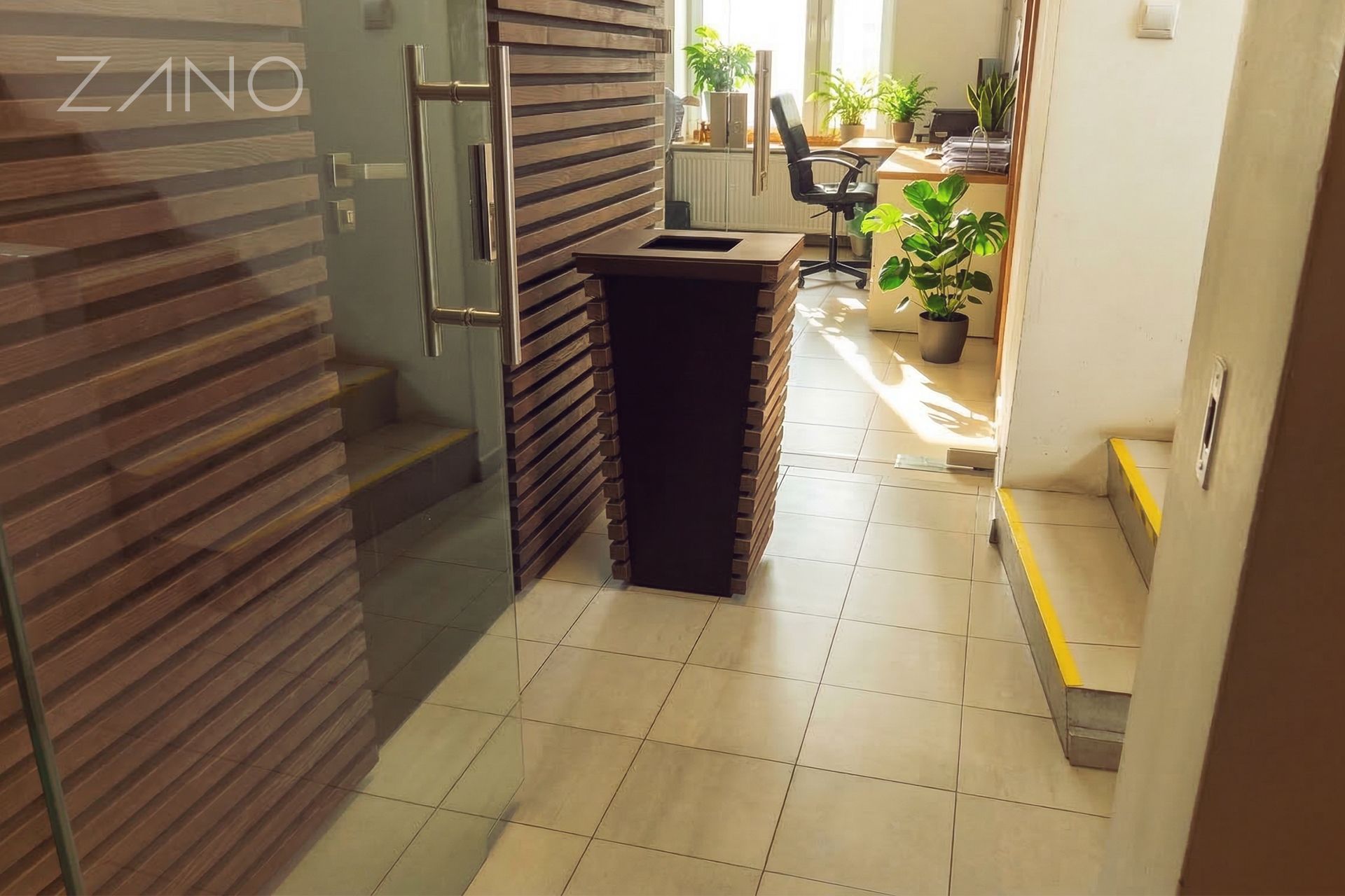 Flash-avfallskasse i kontorbygget FLASH-avfallskasse i kontorbygget