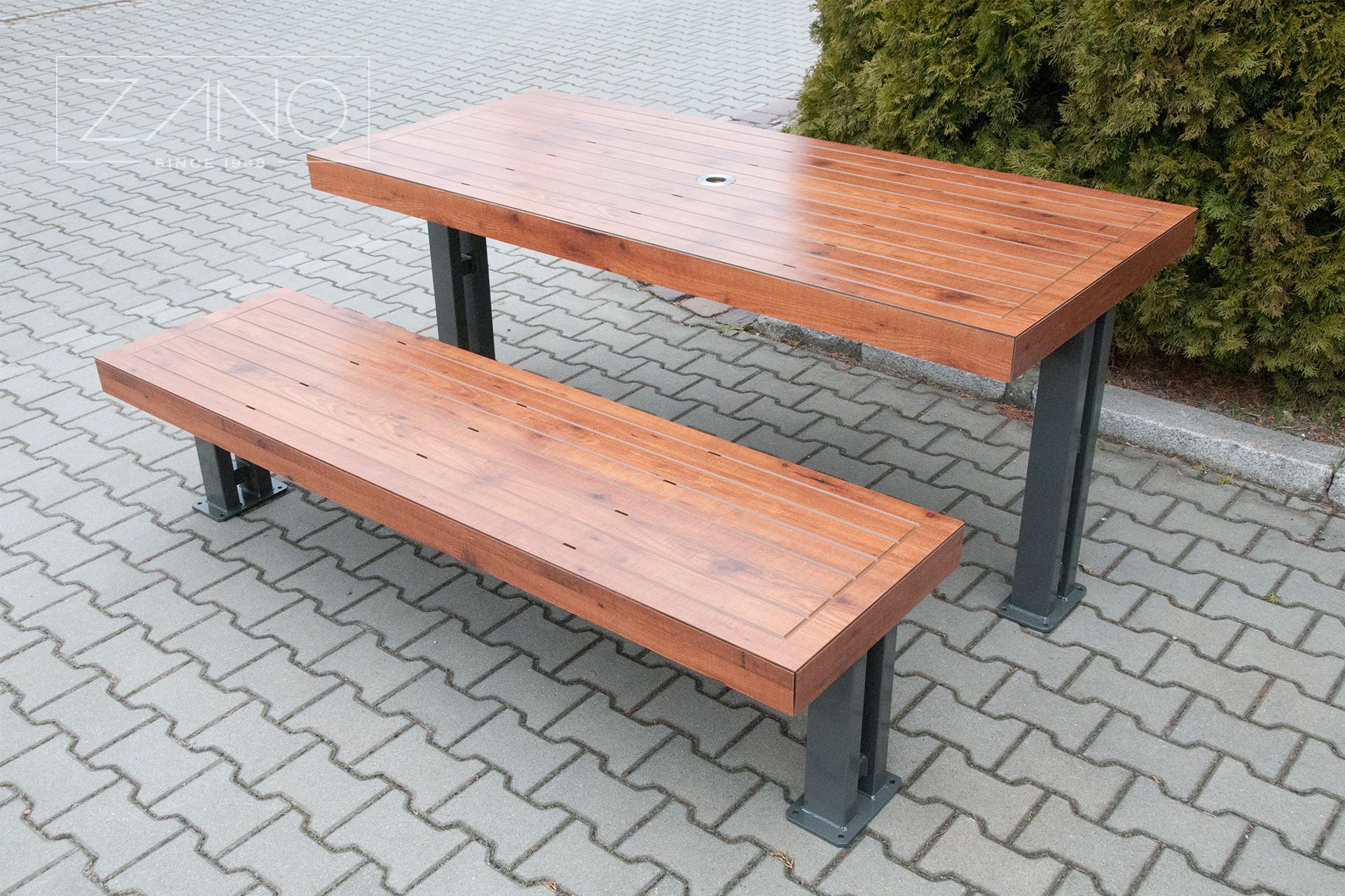 Urban bord og benk med karbonstålkonstruksjon og HPL-plate