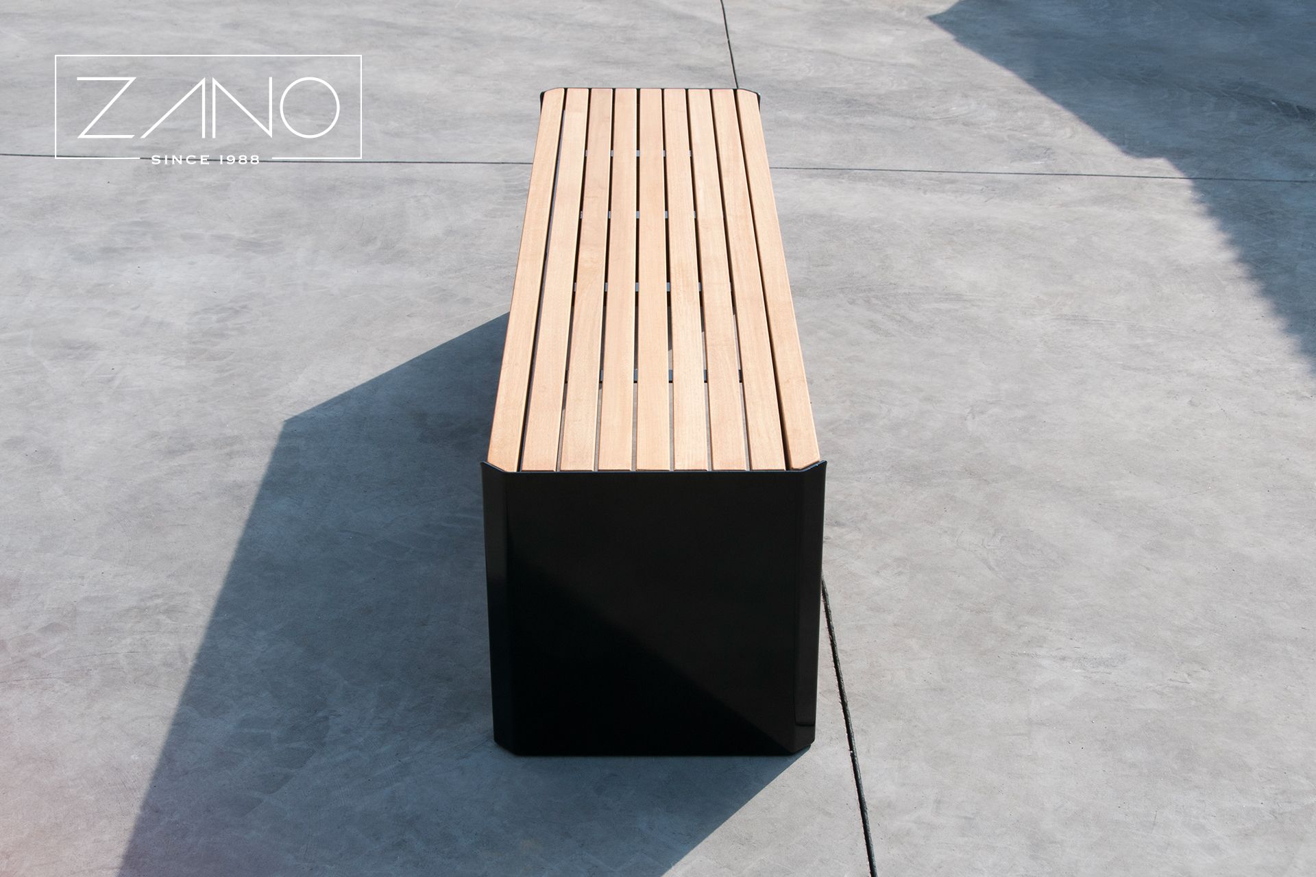 Moderne urban benk med minimalistisk design